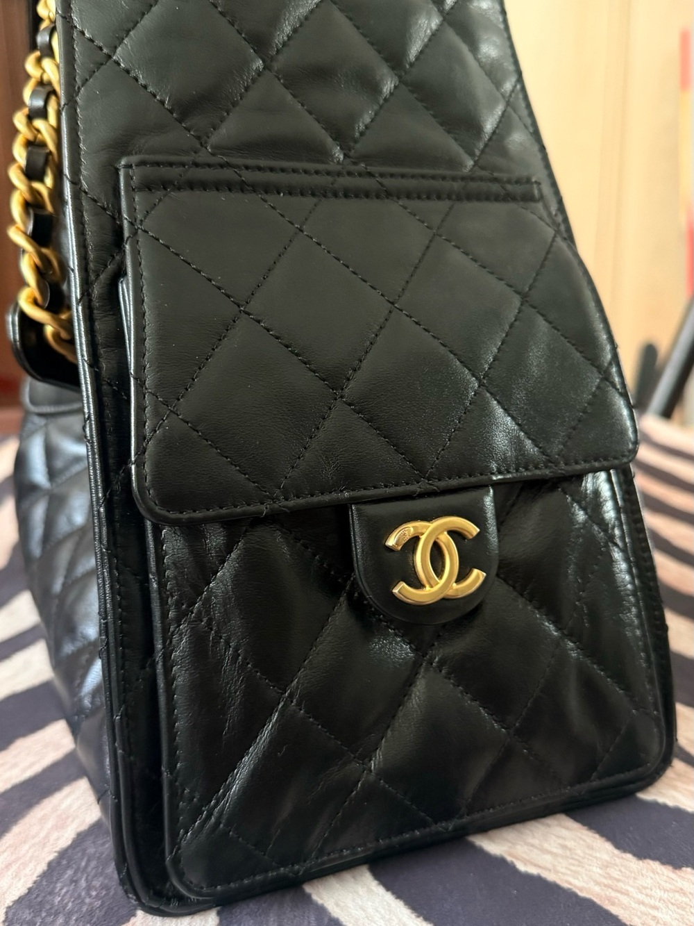 Chanel 25 Large Hobo Bag in Lambskin - Picture 9 of 10